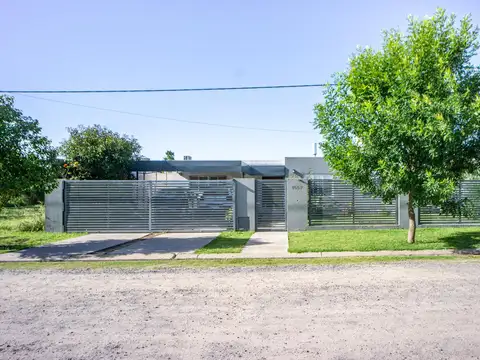 VENTA - CASA DE 3 DORMITORIOS CON JARDÍN Y COCHERA - LAS ACEQUIAS, ROLDÁN