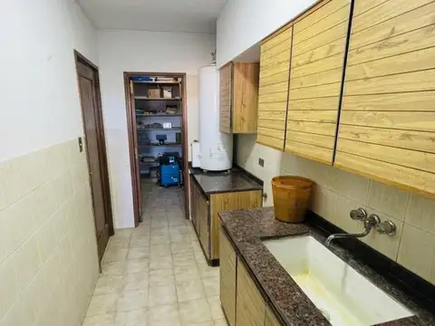 Venta - Casa 4 dormitorios - cochera - patio/pileta  en  B° Jorge Cuua