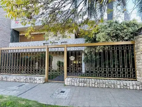 Venta - Casa 4 dormitorios - cochera - patio/pileta  en  B° Jorge Cuua