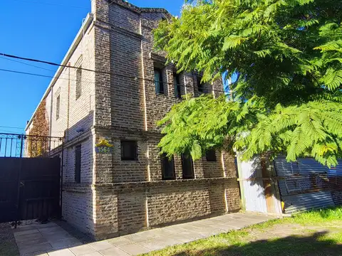 Casa de 3 dormitorios con patio y cocheras en venta en Los Hornos sobre Calle 134 [Cod: ]