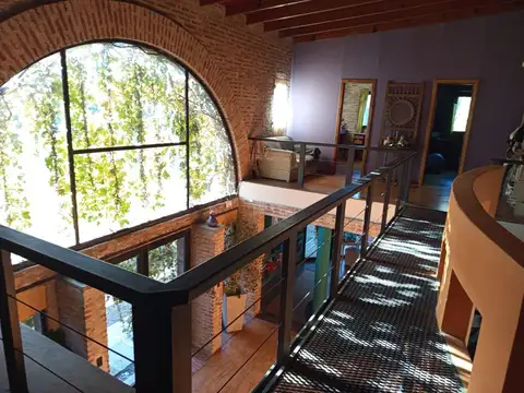 Casa de 3 dormitorios con patio y cocheras en venta en Los Hornos sobre Calle 134 [Cod: ]