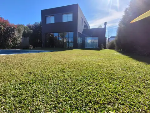 Casa 5 ambientes con 4 baños