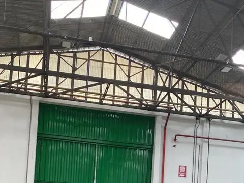 Excelente deposito en alquiler sobre Roca de 4500 m2 cub totales y 3500 m2 de Playa Maniobras