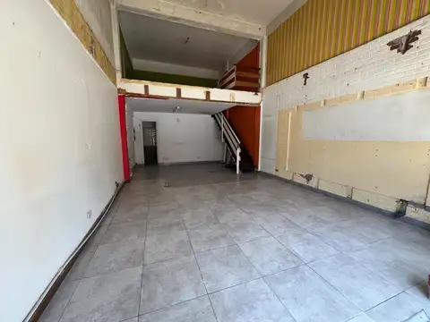Local sobre calle Guemes a mts de plaza del agua