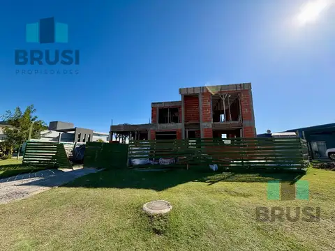 Casa 5 ambientes con 4 baños