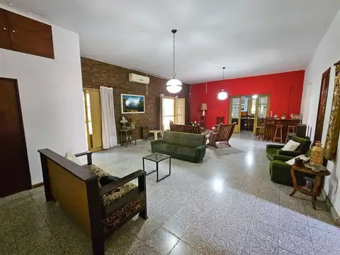 Casa en Venta con 3 cocheras