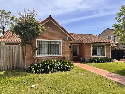 Casa en venta c/ cochera en Villa Gobernador Udaondo