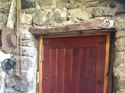 CRUZ DE CAÑA - Vendo Casa monoambiente amueblada en zona con arroyo de vertiente.