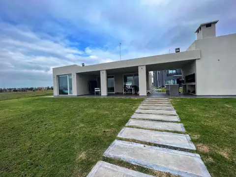 Casa  tres dormitorios- La Faustina Brandsen