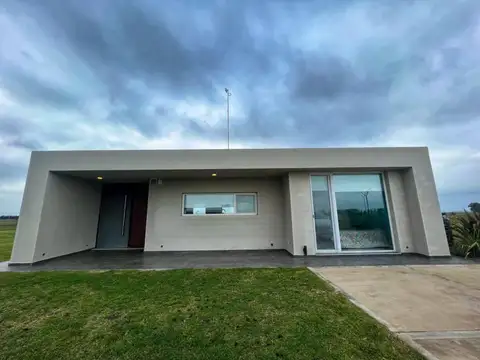 Casa 4 ambientes con 2 baños