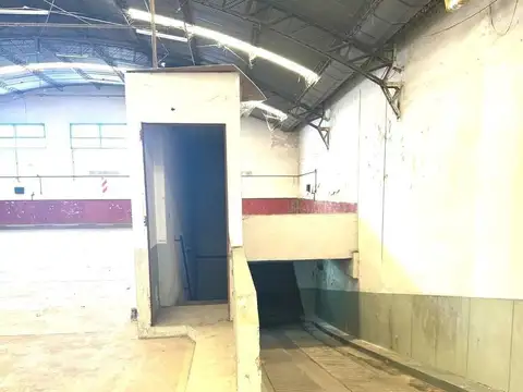 Local tipo edificio 3 plantas calle Caseros Distrito Tecnológico Parque Patricios