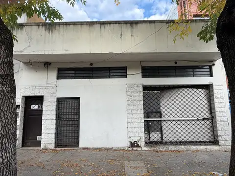 CASA CON LOCAL COMERCIAL Y GALPON EN ALQUILER EN PARQUE CHACABUCO