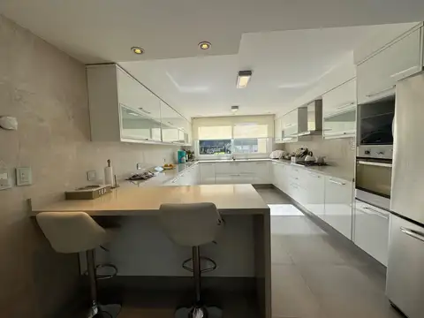 Casa 6 ambientes con 7 baños