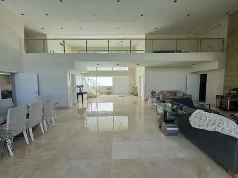 CASA EN VENTA EN SAN DIEGO CON VISTA AL POLO