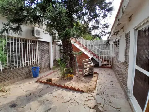 Casa en Alquiler con 3 cocheras