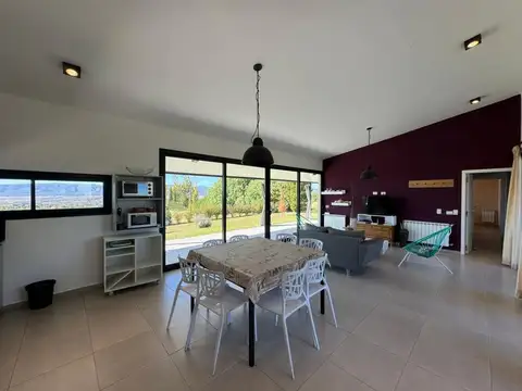 Casa 4 ambientes con 2 baños