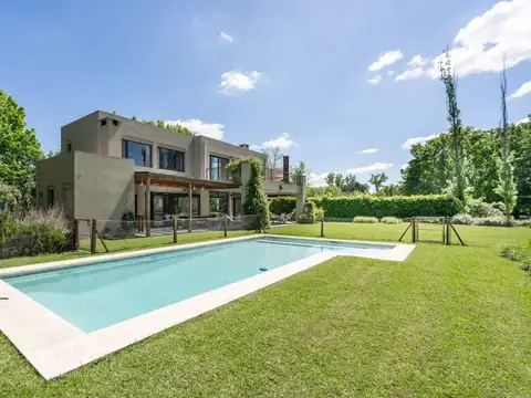 Casa 7 ambientes venta Pilar con pileta y jardin