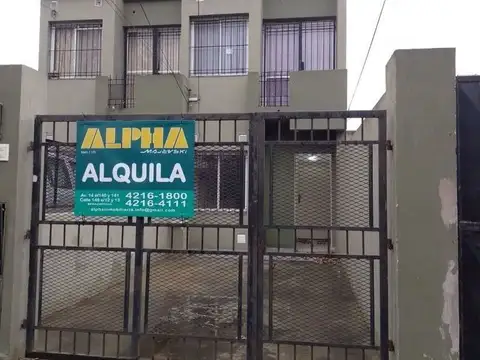 Departamento de 2 ambientes con entrada p/ auto y patio en alquiler | Berazategui