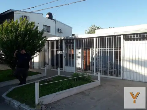 Casa en venta - 2 dormitorios 1 baño - cochera - 200mts2 - Tolosa