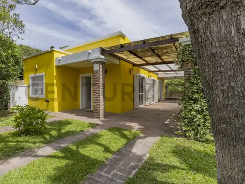 CASA con JARDÍN y PILETA en VENTA - CITY BELL - APTA BANCO