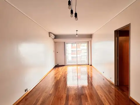 3 y 1/2 ambientes, 75 m2 balcón corrido al frente, cocina office mas comedor diario, lavadero, puertas blindadas, Ventanas con doble vidriado