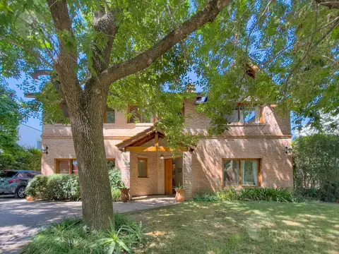Casa en Alquiler con 6 cocheras