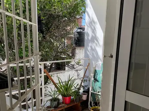 MONOAMBIENTE  CON 2 BALCONES Y COCINA SEPARADA CON RENTA