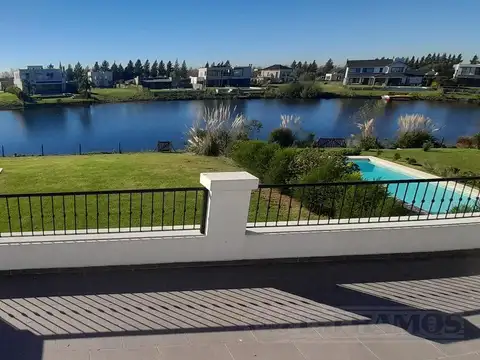 Amoblada. 3 Dormitorios, Escritorio, Playroom y Area Servicio.