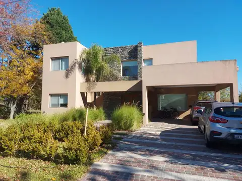 Casa en Alquiler Temporal con 2 cocheras