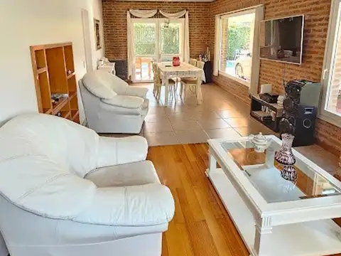 Casa en Venta con 2 cocheras