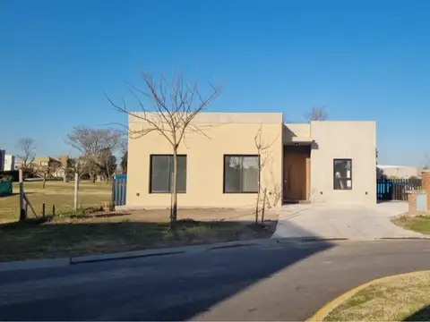 Casa Chalet  en Venta en Santa Lucia, Pilar del Este, Pilar