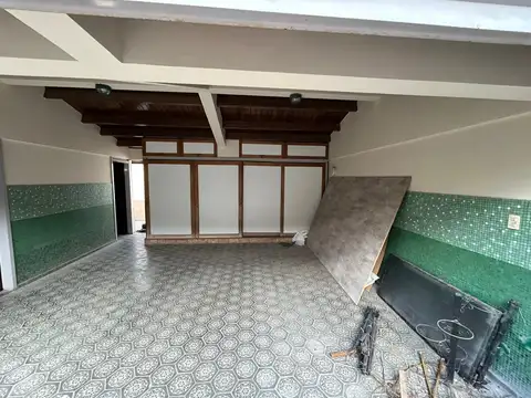 Casa en Alquiler con 4 cocheras