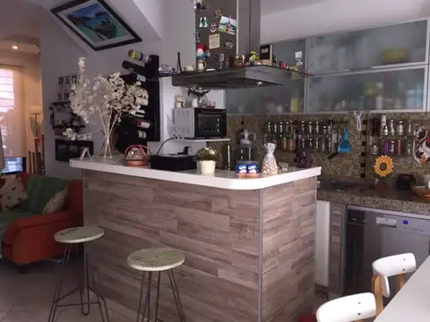 Excelente propiedad moderna de 3 ambientes c/cochera, pequeño jardín y patio