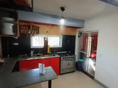 Casa 4 ambientes con 2 baños