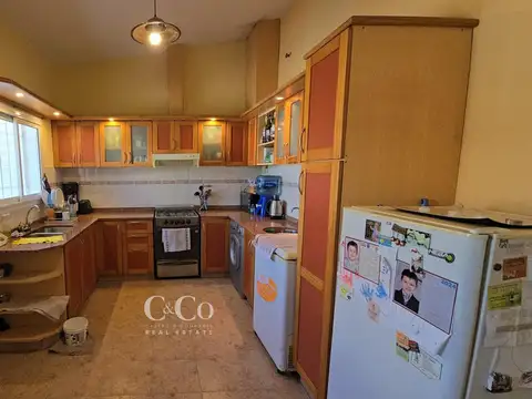 Casa 6 ambientes con 2 baños