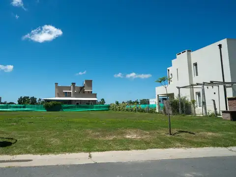 Lote en venta con amarra en Vila Marina II