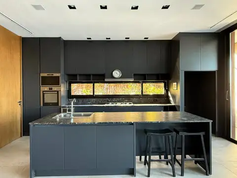 Casa en Venta con 4 cocheras