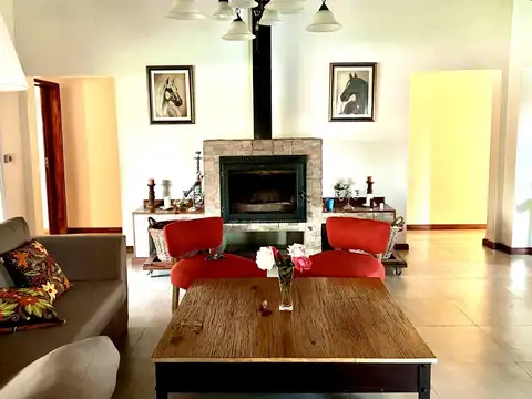 Casa 5 ambientes con 2 baños