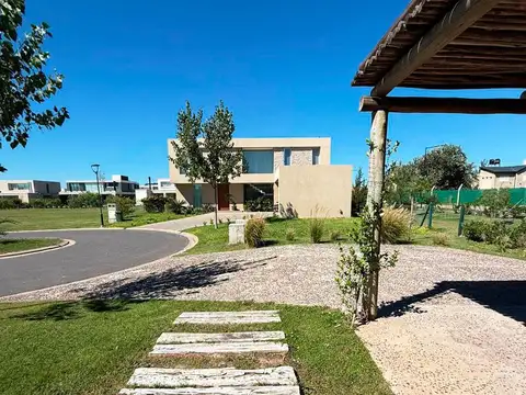 Casa en Venta con 4 cocheras