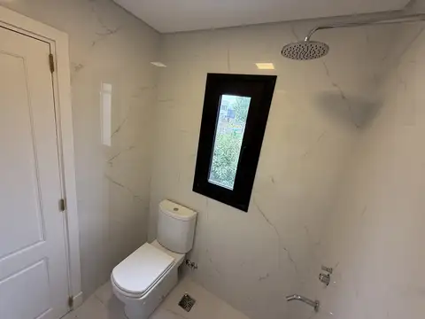 Casa en Alquiler con 6 cocheras