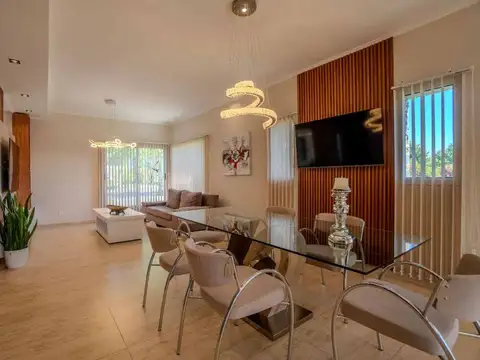 CASA VENTA AREA 60 4 DORMITORIOS PISCINA COCHERA