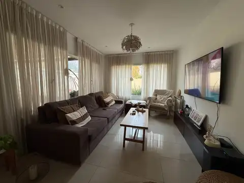 Casa 5 ambientes con 2 baños