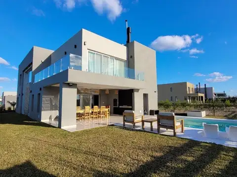 CASA VENTA NORDELTA BARRIO CARPINCHOS CON PILETA