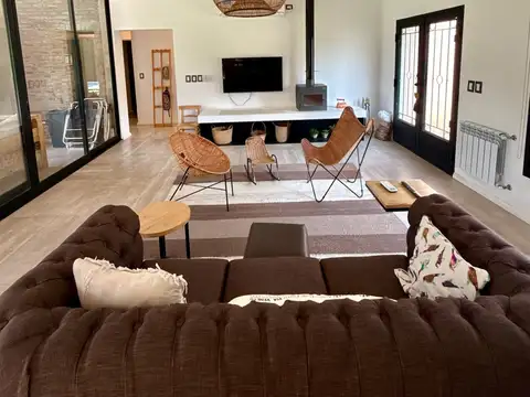 Casa 4 ambientes con 2 baños