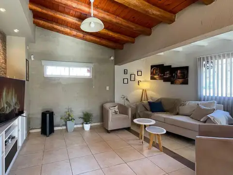 Casa en Venta con 3 cocheras