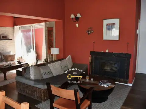 Casa 8 ambientes con 4 baños