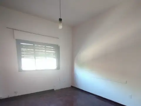   EXCELENTE UBICACIÓN   3/4 AMBIENTES EN PLANTA ALTA - NO PAGA EXPENSAS