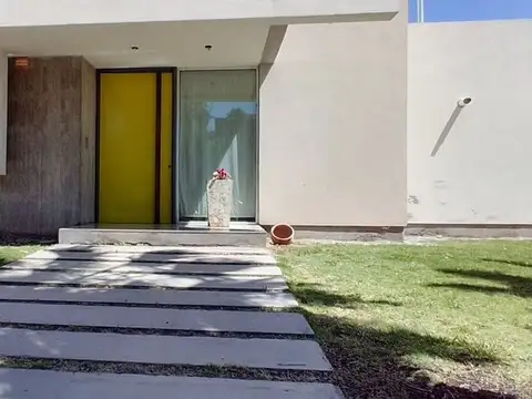 Calle 25 de Mayo 1600