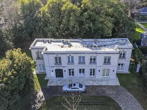 Señorial casa de dos plantas en venta en el Golf Club Argentino con vista a la cancha de golf.