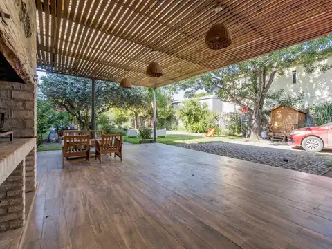 Casa en Venta con 3 cocheras